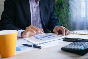 社外CXOとの経営相談イメージ — タブレットを手にしたビジネスパーソン