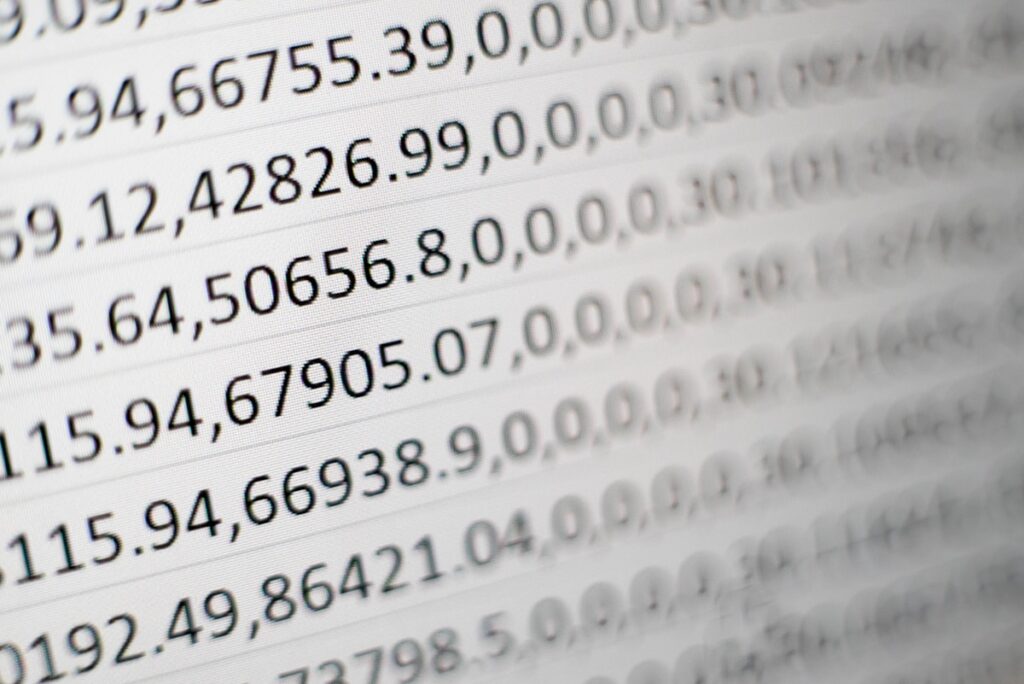 数字が印刷された紙 — 管理会計と月次KPI設計の基本イメージ